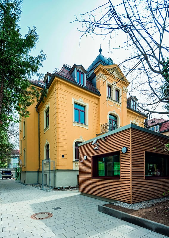Modernes Wachgebäude neben einem Baudenkmal